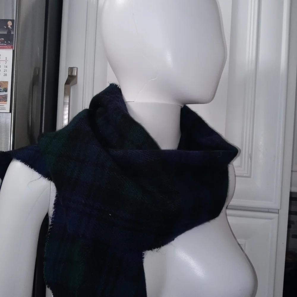 James Pringle Weavers Handcrafted Navy blue green plaid Scarf w Fringe NEW